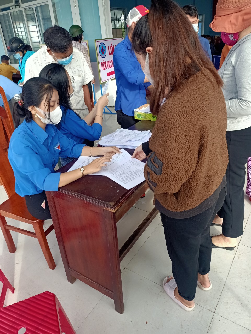 Tuổi trẻ Bình Đào với công tác hỗ trợ tiêm vecxin