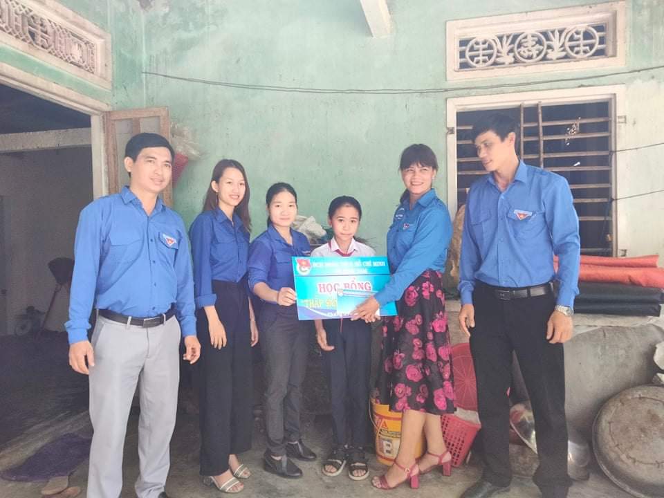 Đoàn xã Bình Nam trao học bổng Thắp sáng ước mơ xanh cho học sinh có hoàn cảnh khó khăn