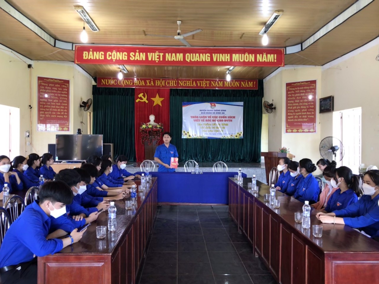 Đồng chí Nguyễn Vũ Việt - Bí thư Đoàn xã triển khai nội dung buổi thảo luận