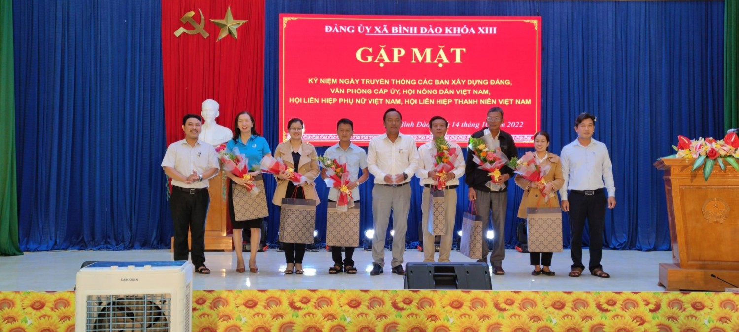 tuổi trẻ Bình Đào tổ chức gặp mặt kỷ niệm 66 năm ngày truyền thống Hội Liên Hiệp Thanh Niên, trao DS đoàn viên ưu tú cho Đảng