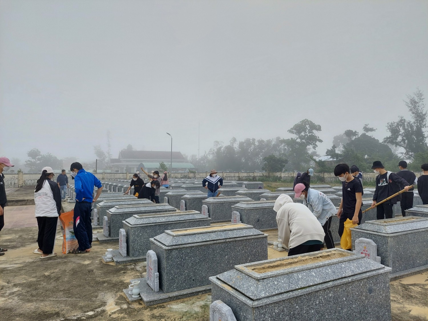Tuổi trẻ Bình Hải ra quân dọn vệ sinh nghĩa trang liệt sỹ nhân dịp Tết Nguyên Đán Quý Mão năm 2023.
