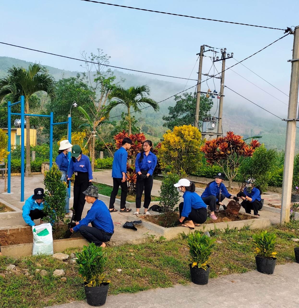 Đoàn viên, thanh niên trồng cây trong khuôn viên nhà văn hóa thôn cao ngạn