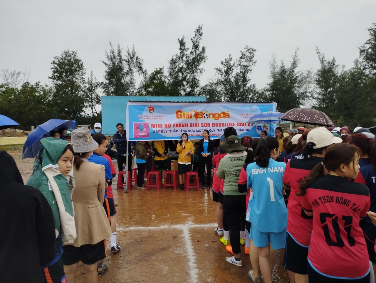hình ảnh khai mạc giải đấu bóng đá mini nữ tranh giải Sơn BossLuxe Bảo Vy năm 2023