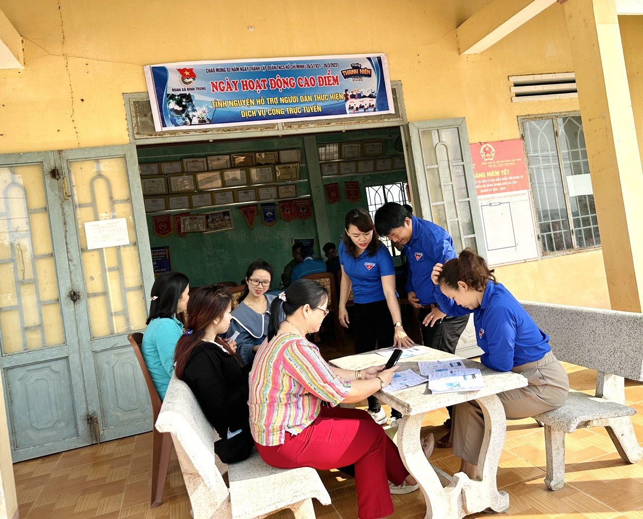Đoàn xã Bình Trung ra quân hưởng ứng Ngày cao điểm "Tình nguyện hỗ trợ người dân thực hiện dịch vụ công trực tuyến"