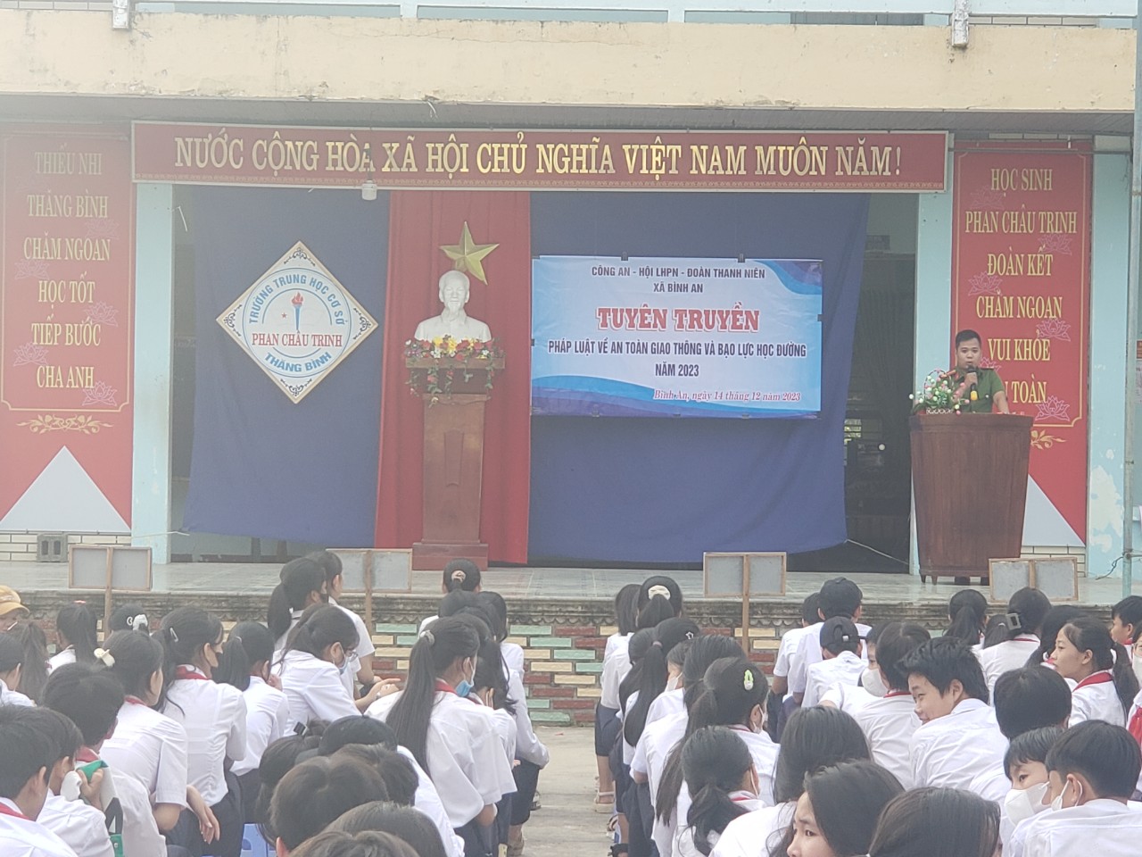 Đồng chí Trần Minh Hưng - Công an viên xã phổ biến nội dung tuyên truyền