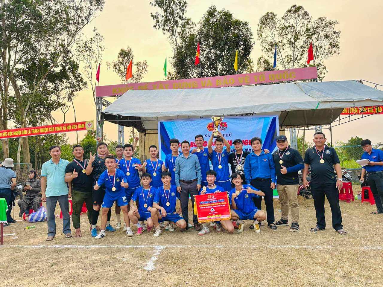Đội bóng đá thôn Lý Trường giành cúp vô địch của giải đấu