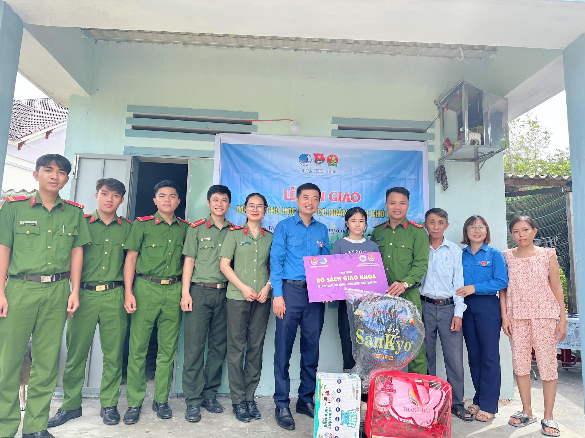 Tuổi trẻ Bình Dương ra quân Sửa chữa nhà ở và bàn giao nhà cho hộ gia đình có hoàn cảnh khó khăn