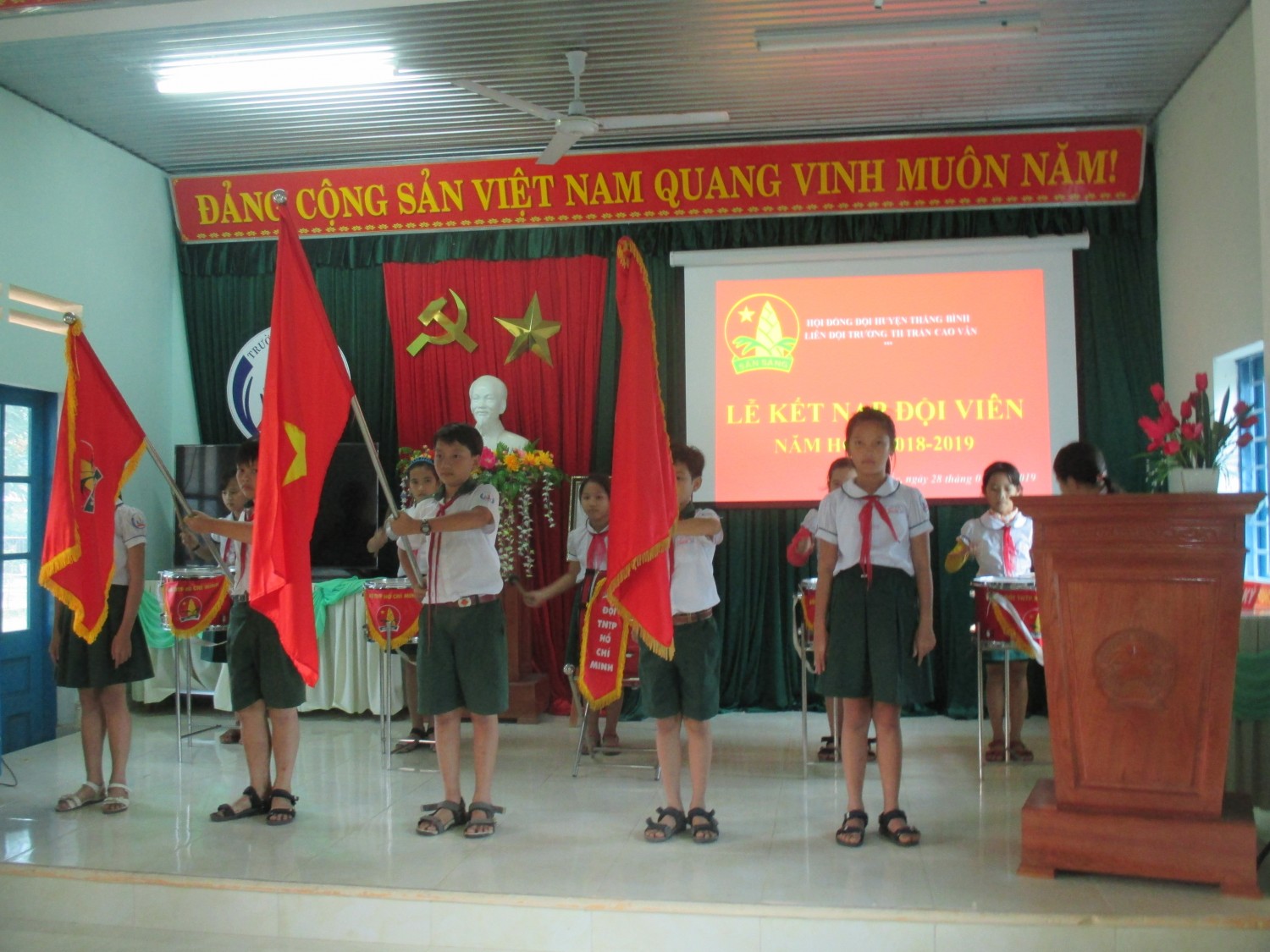 Liên đội Trần Cao Vân tổ chức lễ kết nạp đội viên mới