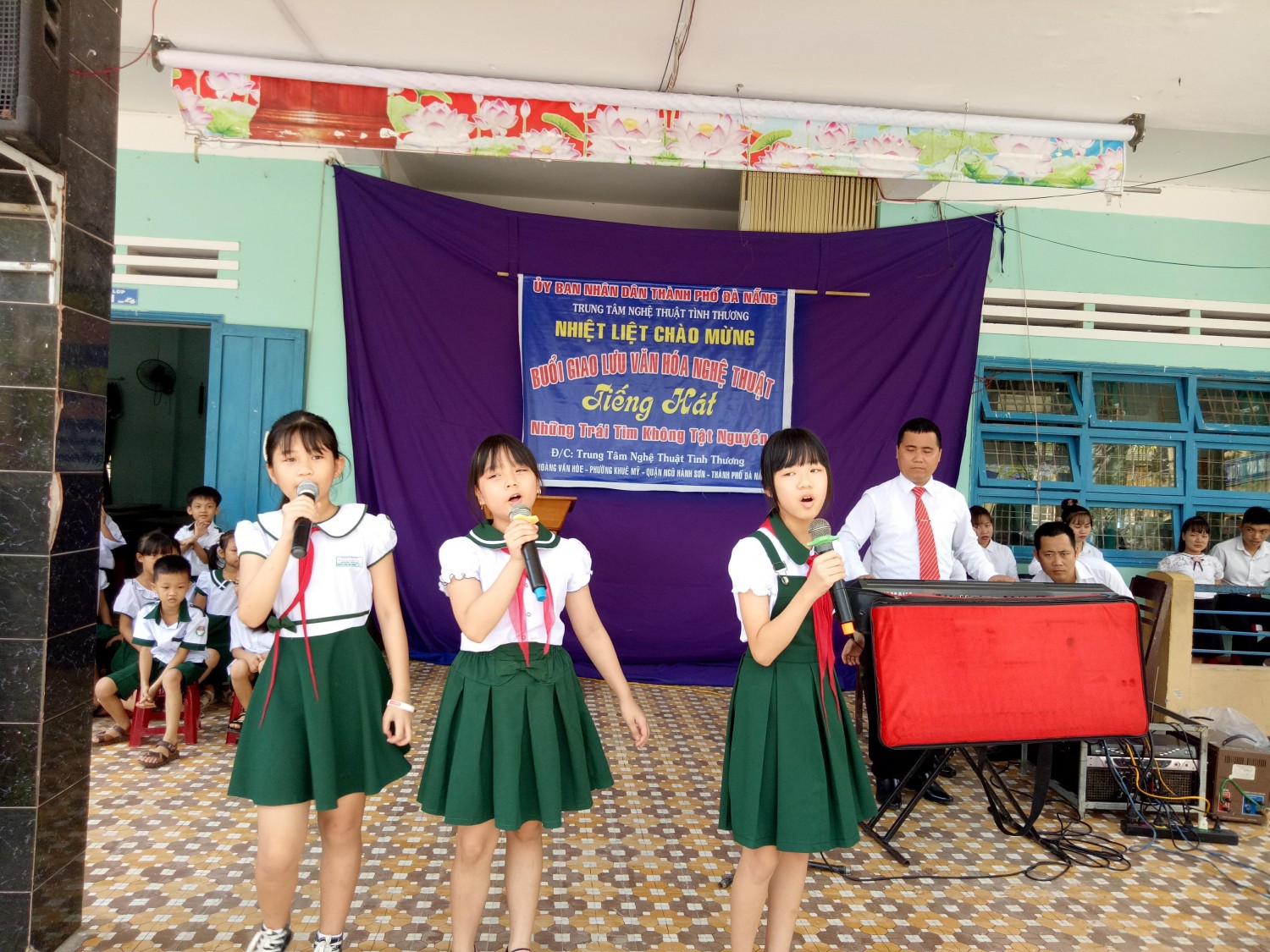 Các em tham gia hát giao lưu với đoàn học sinh khuyết tật thành phố Đà Nẵng