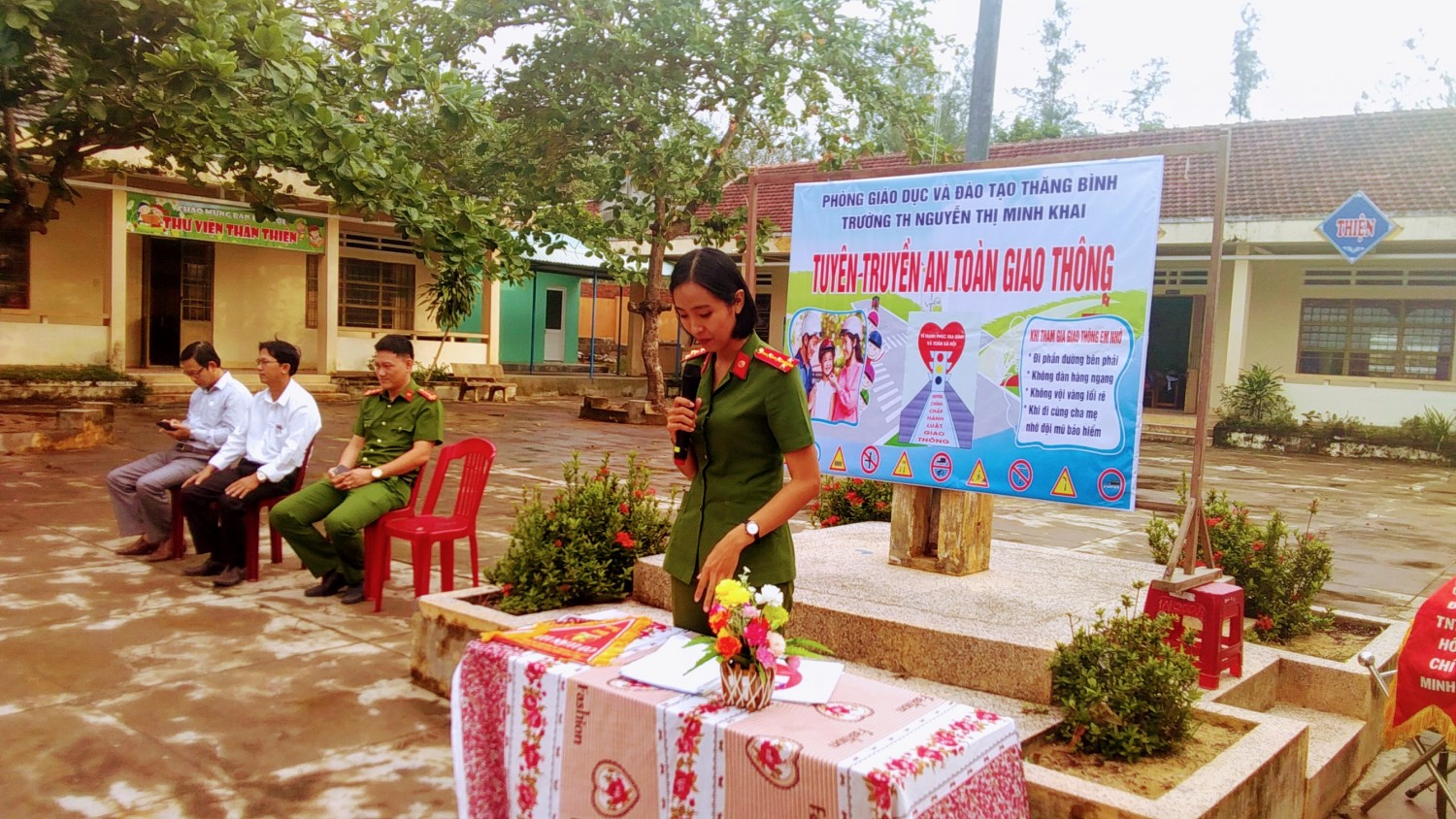 Cô Ly Ba - Đội tuyên truyền công an huyện Thăng Bình đang hướng dẫn học sinh kỹ năng tham gia ATGT
