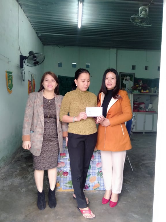 Kim Đồng tổ chức trao tặng Em nuôi khăn quàng đỏ