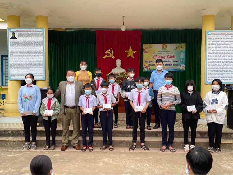 Liên đội Trường THCS Hoàng Hoa Thám tổ chức chương trình trao quà tết cho học sinh có hoàn cảnh khó khăn