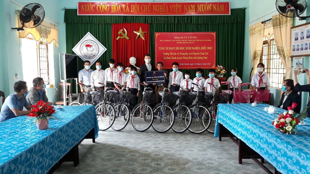 Liên đội trường TH&THCS Nguyễn Công Trứ trao quà cho học sinh nghèo hiếu học