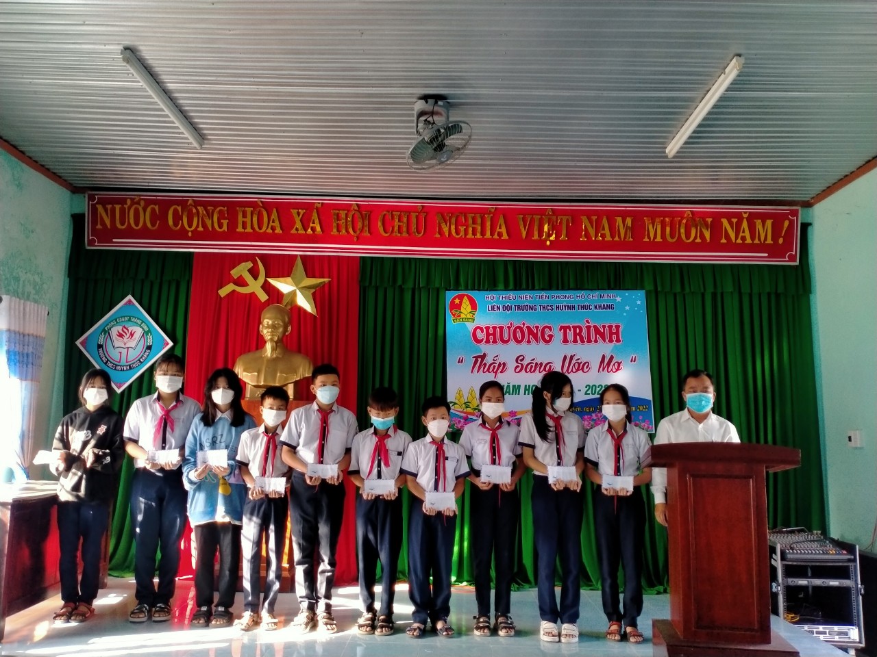 Sáng ngày 27/01/2022, Liên đội Trường THCS  Huỳnh Thúc Kháng tổ chức chương trình " Thắp sáng ước mơ"