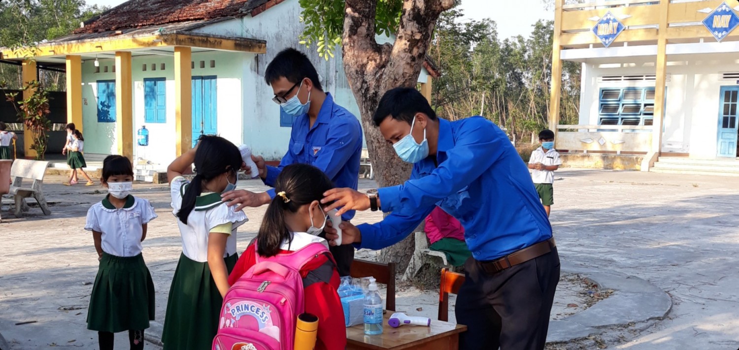 Liên đội Nguyễn Thành phối hợp với Đoàn xã Bình Quý tuyên truyền, hướng dẫn học sinh phòng chống dịch covit