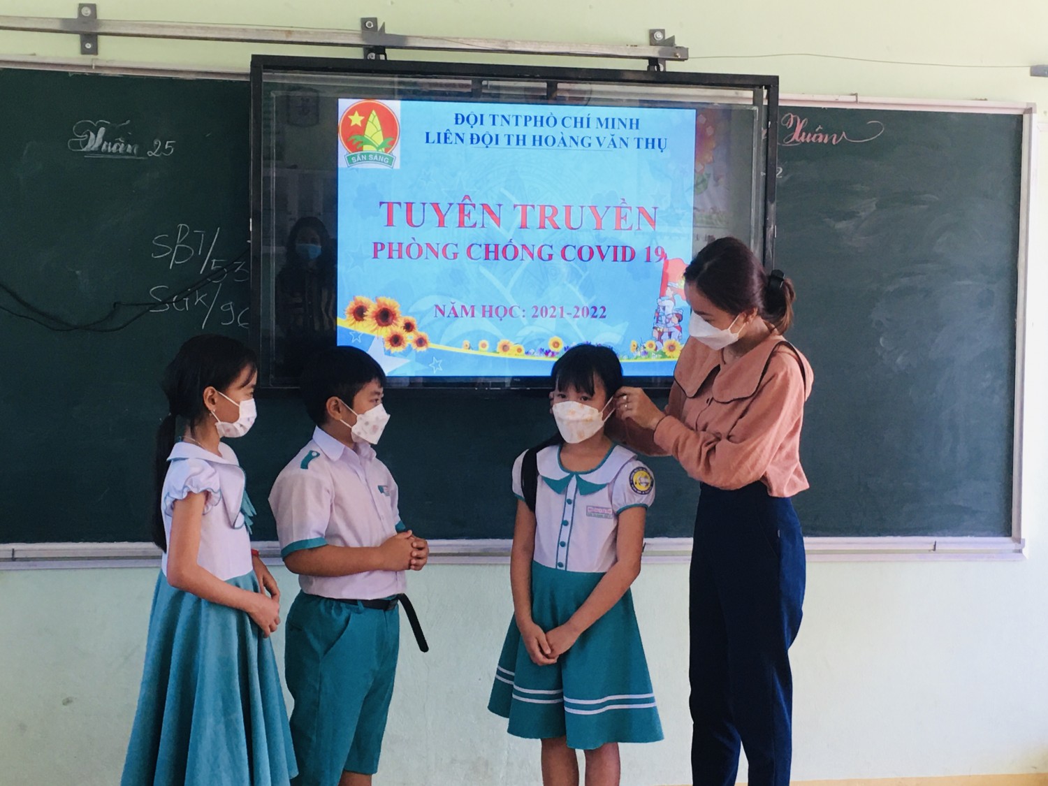 Liên đội Hoàng Văn Thụ tuyên truyền phòng chống Covid 19