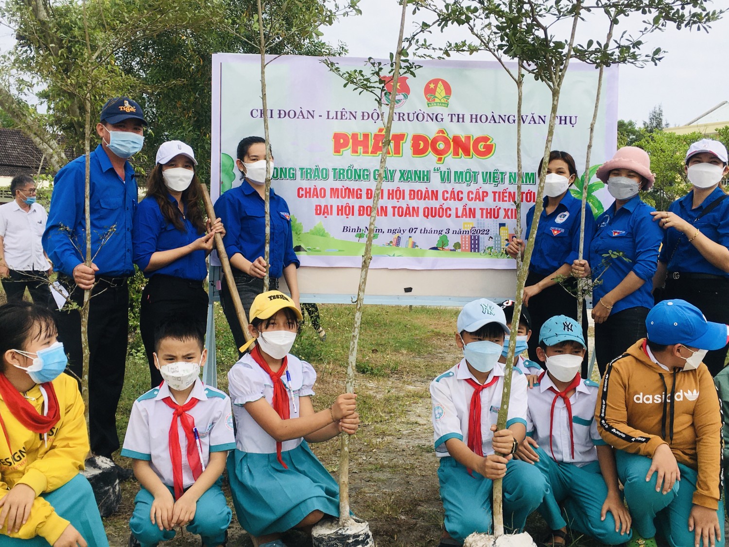 Liên đội Hoàng Văn Thụ tổ chức phong trào trồng cây xanh chào mừng đại hội đoàn các cấp