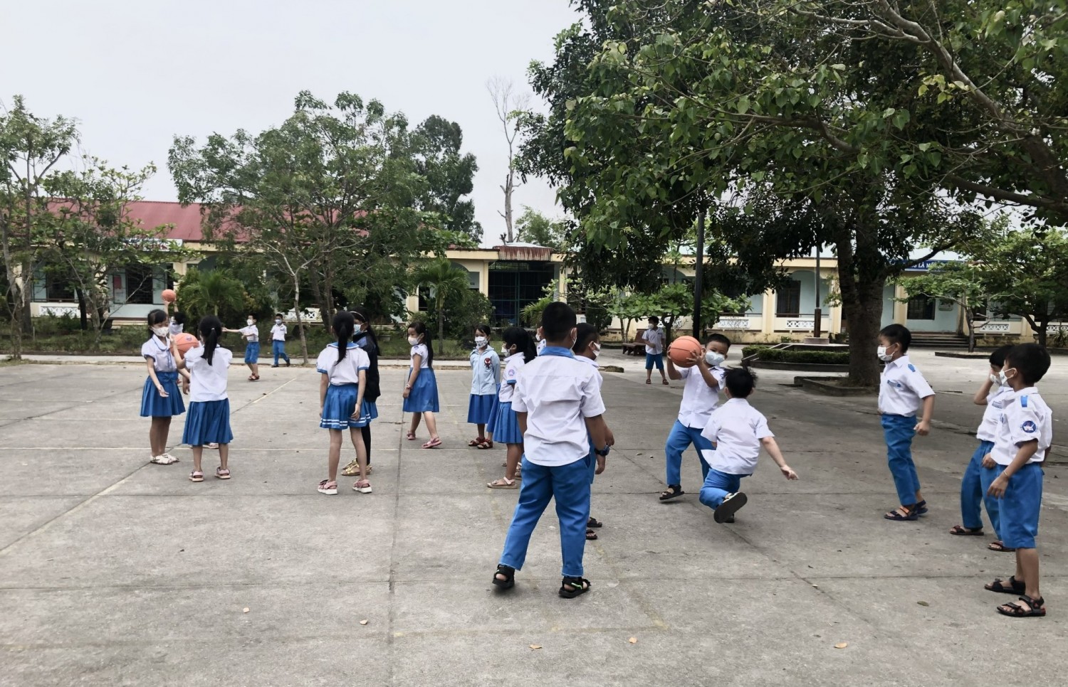 Liên đội Trường Tiểu học  Nguyễn Trãi tiếp tục thực hiện giờ ra chơi trải nghiệm sáng tạo.