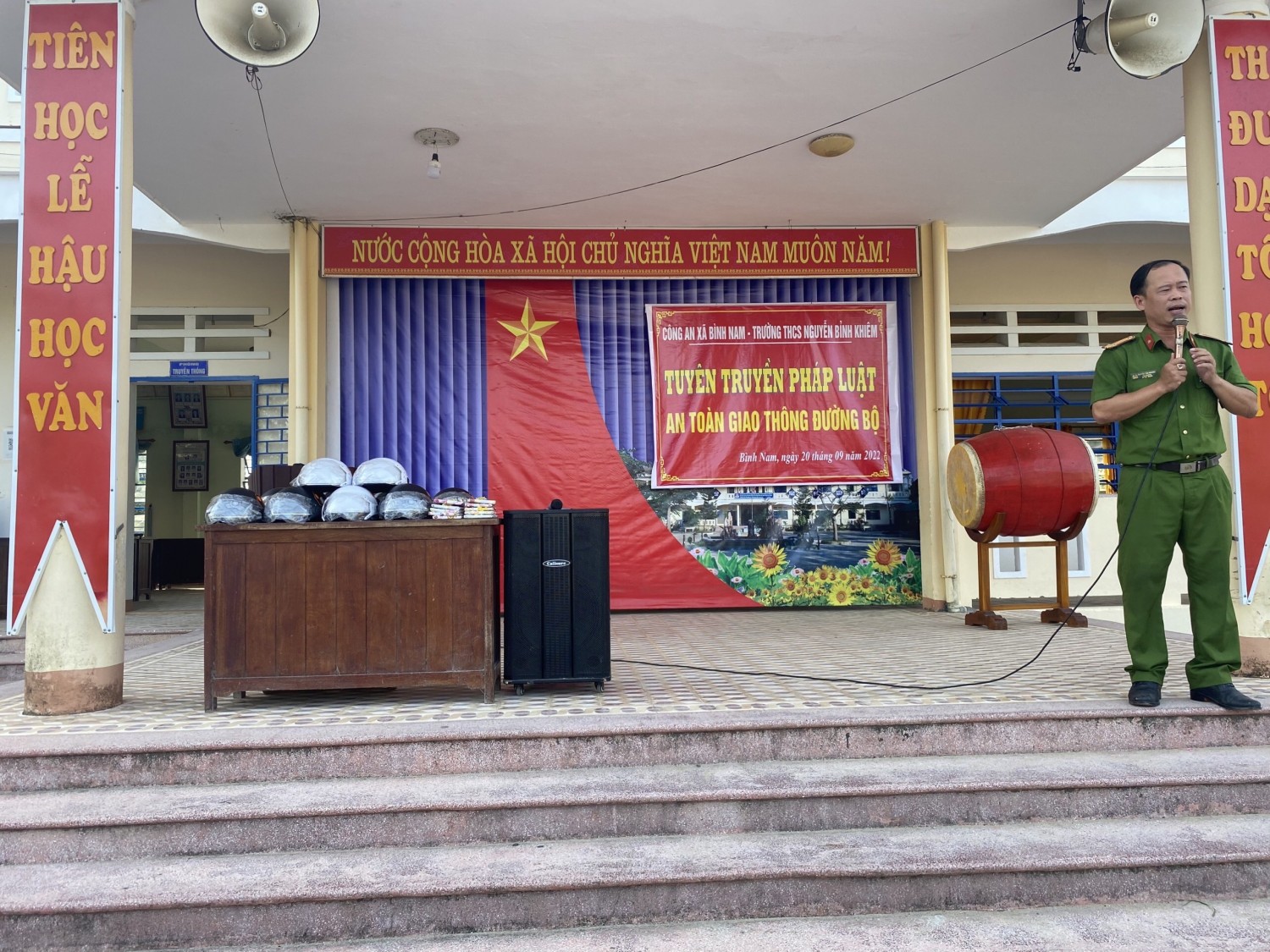 THCS Nguyễn Bỉnh Khiêm tổ chức tuyên truyền pháp luật và luật giao thông đường bộ cho giáo viên và học sinh toàn trường