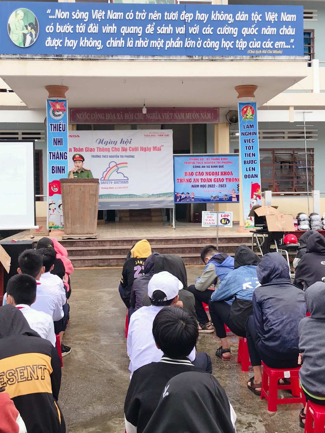 Liên đội trường THCS Nguyễn Tri Phương phối hợp tổ chức tuyên truyền giáo dục ATGT