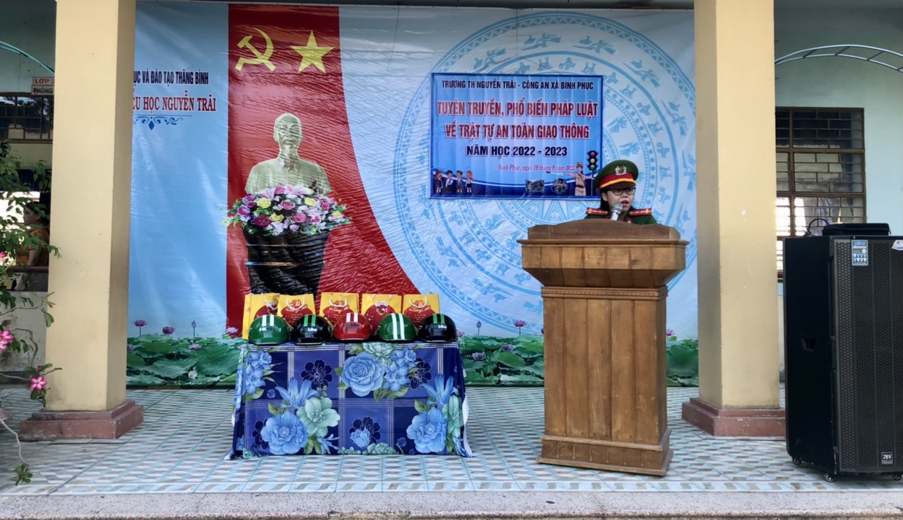 Liên đội Trường Tiểu học Nguyễn Trãi tổ chức tuyên truyền An toàn giao thông và thực hiện cổng trường an toàn