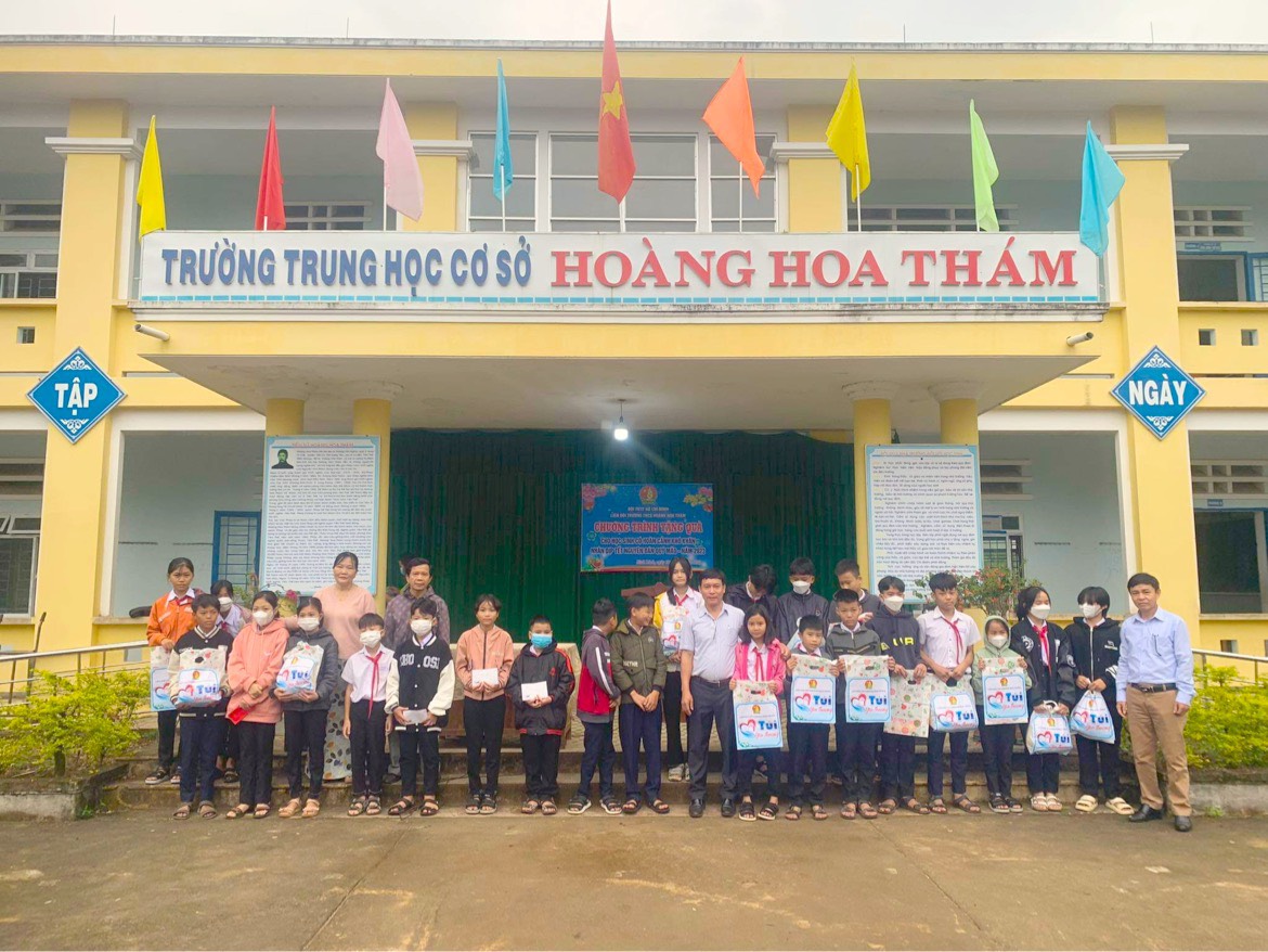 Liên đội Trường THCS Hoàng Hoa Thám tổ chức chương trình tặng quà tết cho học sinh có hoàn cảnh khó khăn