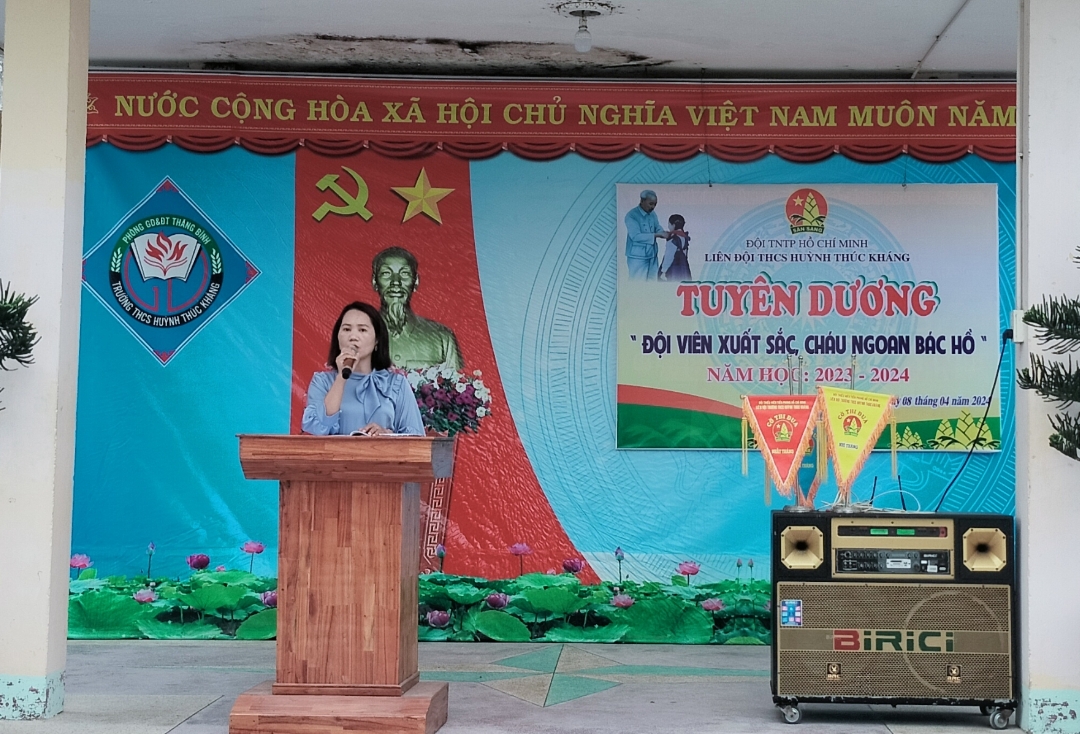 Cô Lê Thị Xuân Hoa - TPT Đội Tuyên dương gương đội viên xuất sắc