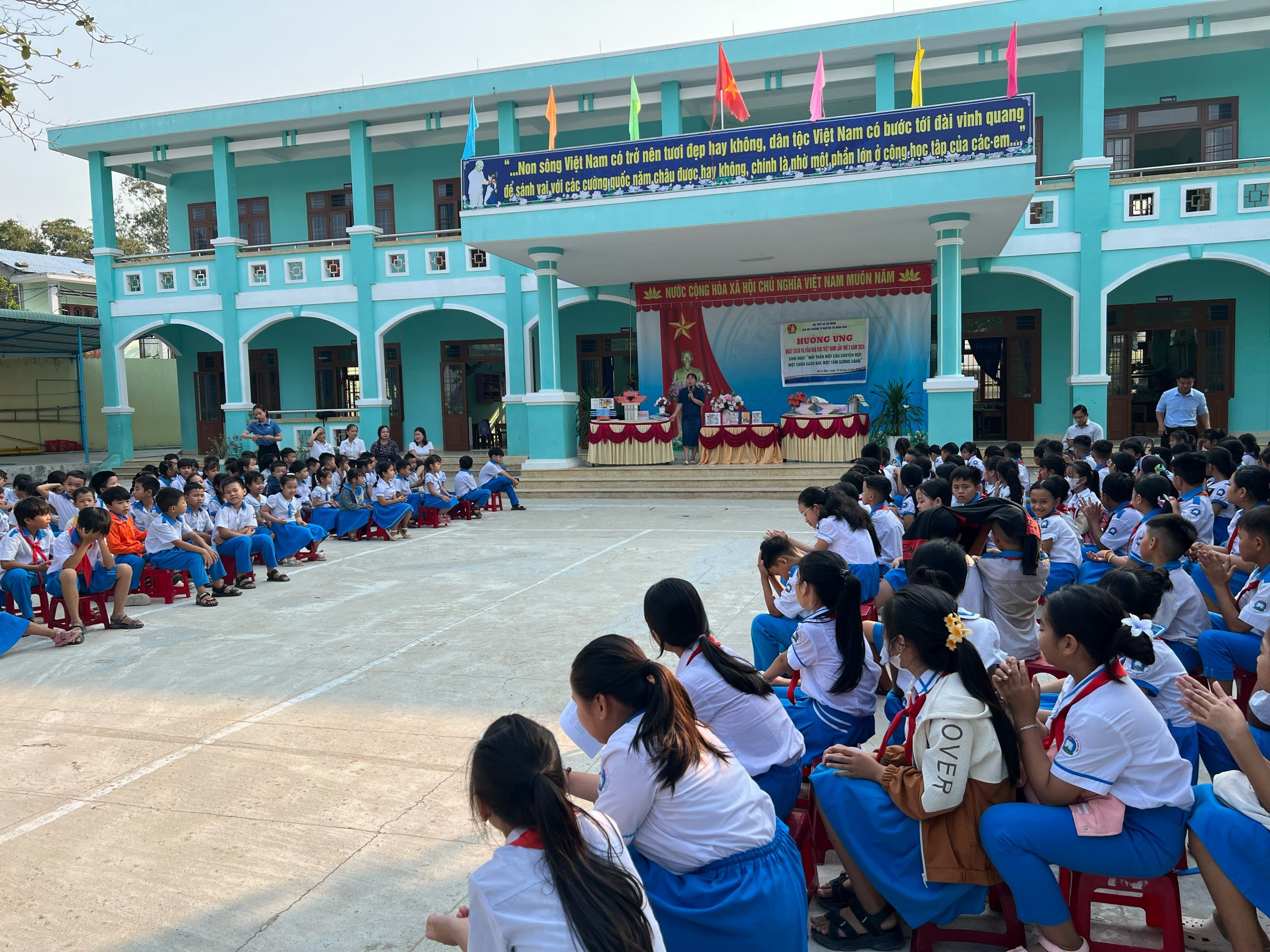 Liên đội TH Nguyễn Thị Minh Khai tổ chức hưởng ứng "Ngày sách và văn hoá đọc Việt Nam" và sinh hoạt  “Mỗi tuần 1 câu chuyện đẹp, 1 cuốn sách hay, 1 tấm gương sáng” với cuốn sách “chuyện kể Bác Hồ với học sinh”