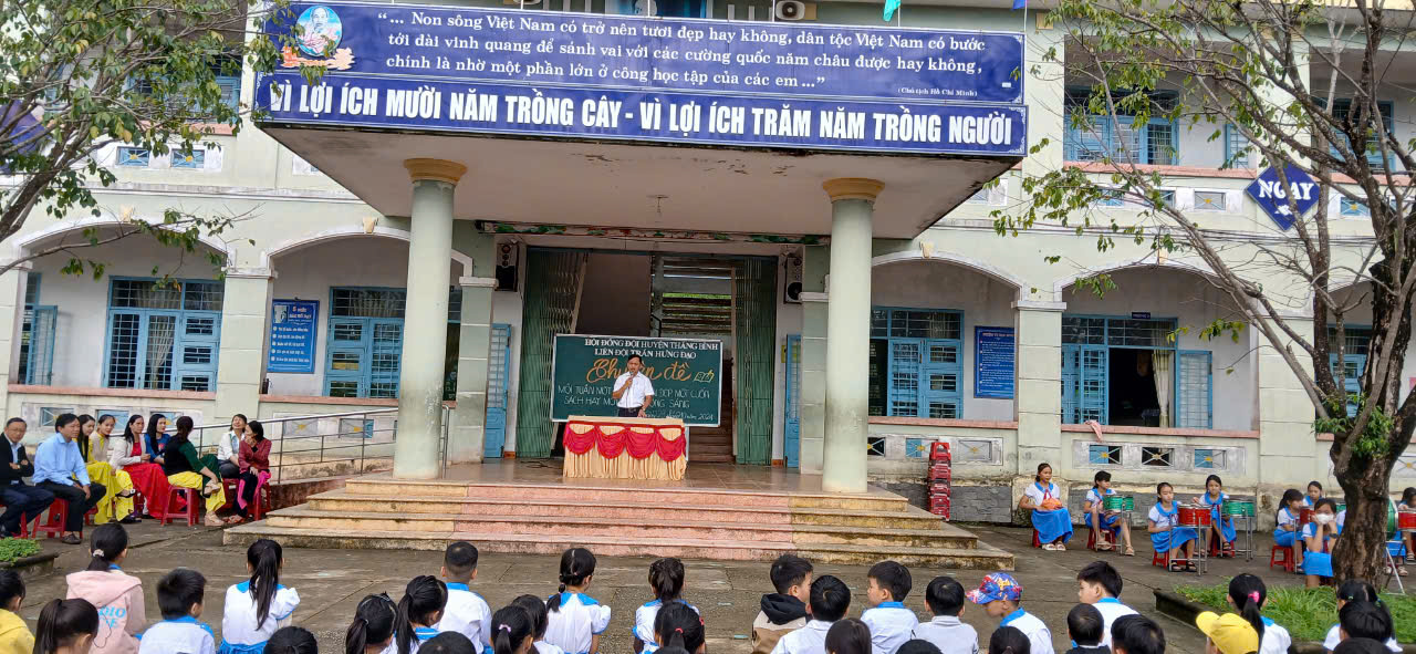 Liên đội Trường TH Trần Hưng Đạo sinh hoạt chuyên đề"Mỗi tuần một câu chuyện đẹp, một cuốn sách hay, một tấm gương sáng"