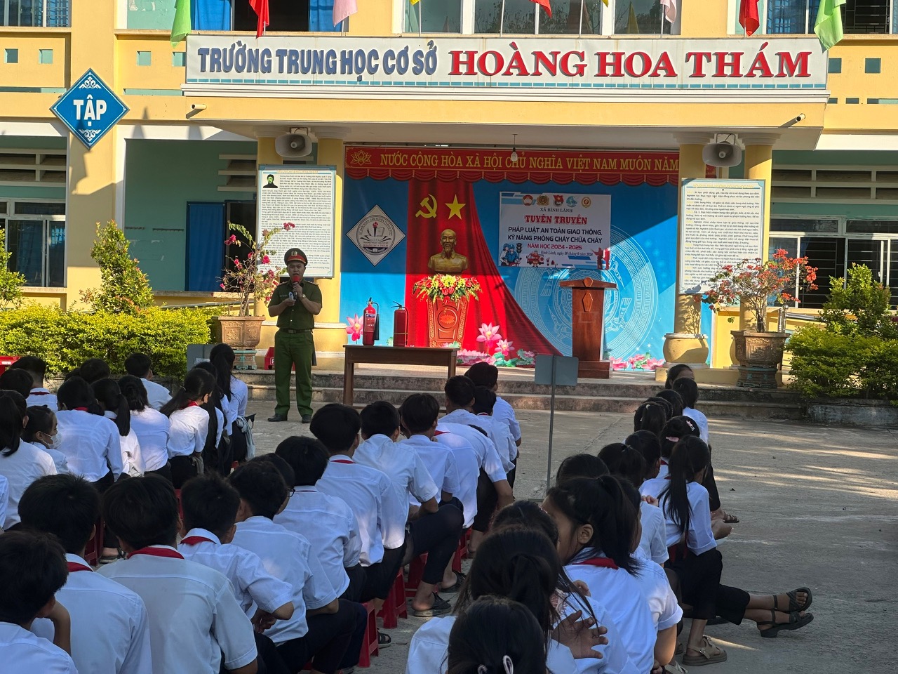 Liên đội trường THCS Hoàng Hoa Thám phối hợp tổ chức "Tuyên truyền pháp luật  an toàn giao thông, kỹ năng phòng cháy chữa cháy"