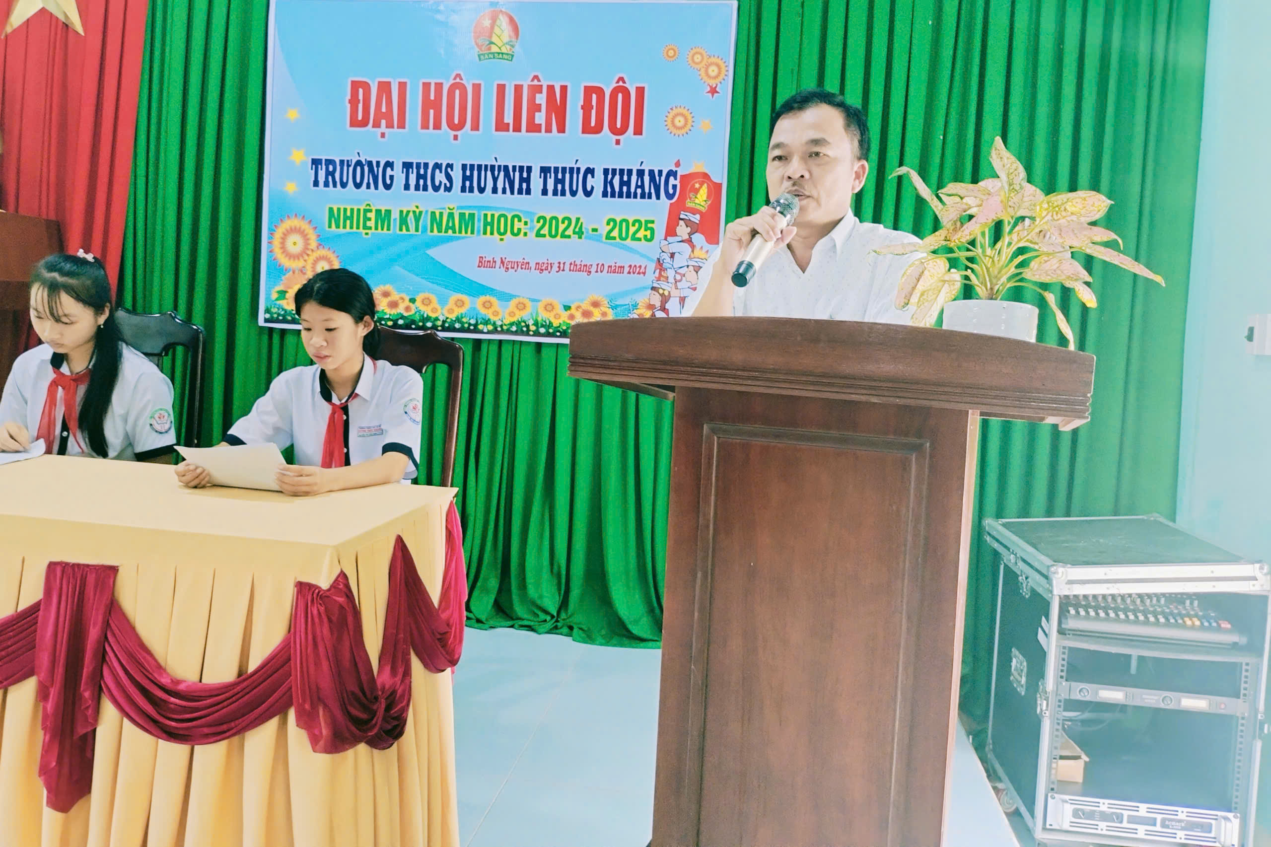 Thầy giáo Trương Hữu Xuân - BTCB, hiệu trưởng nhà trường phát biểu
