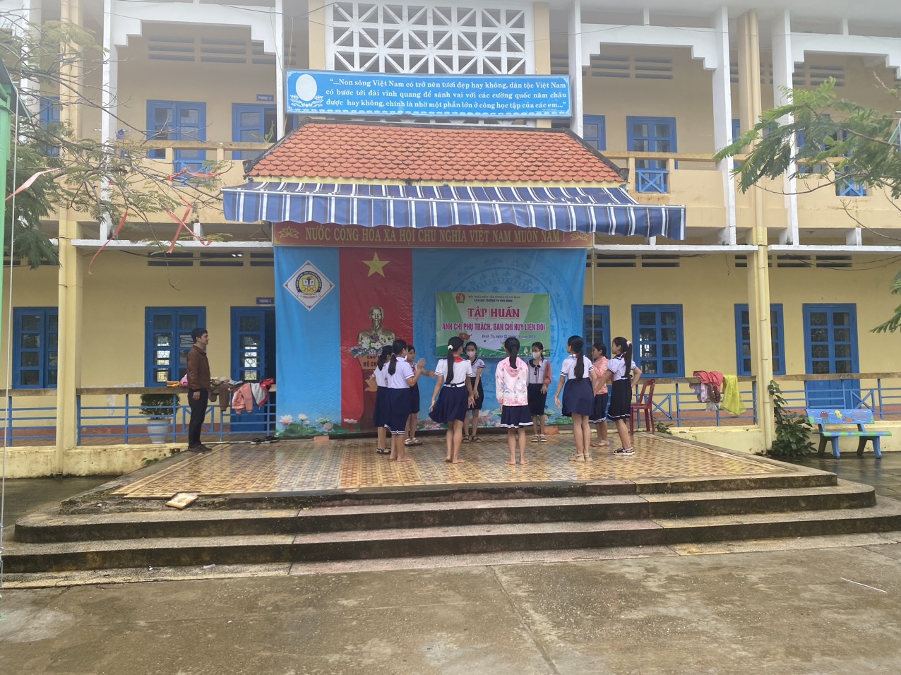 ảnh được chụp sáng nay tại sân trường TH Phù Đổng