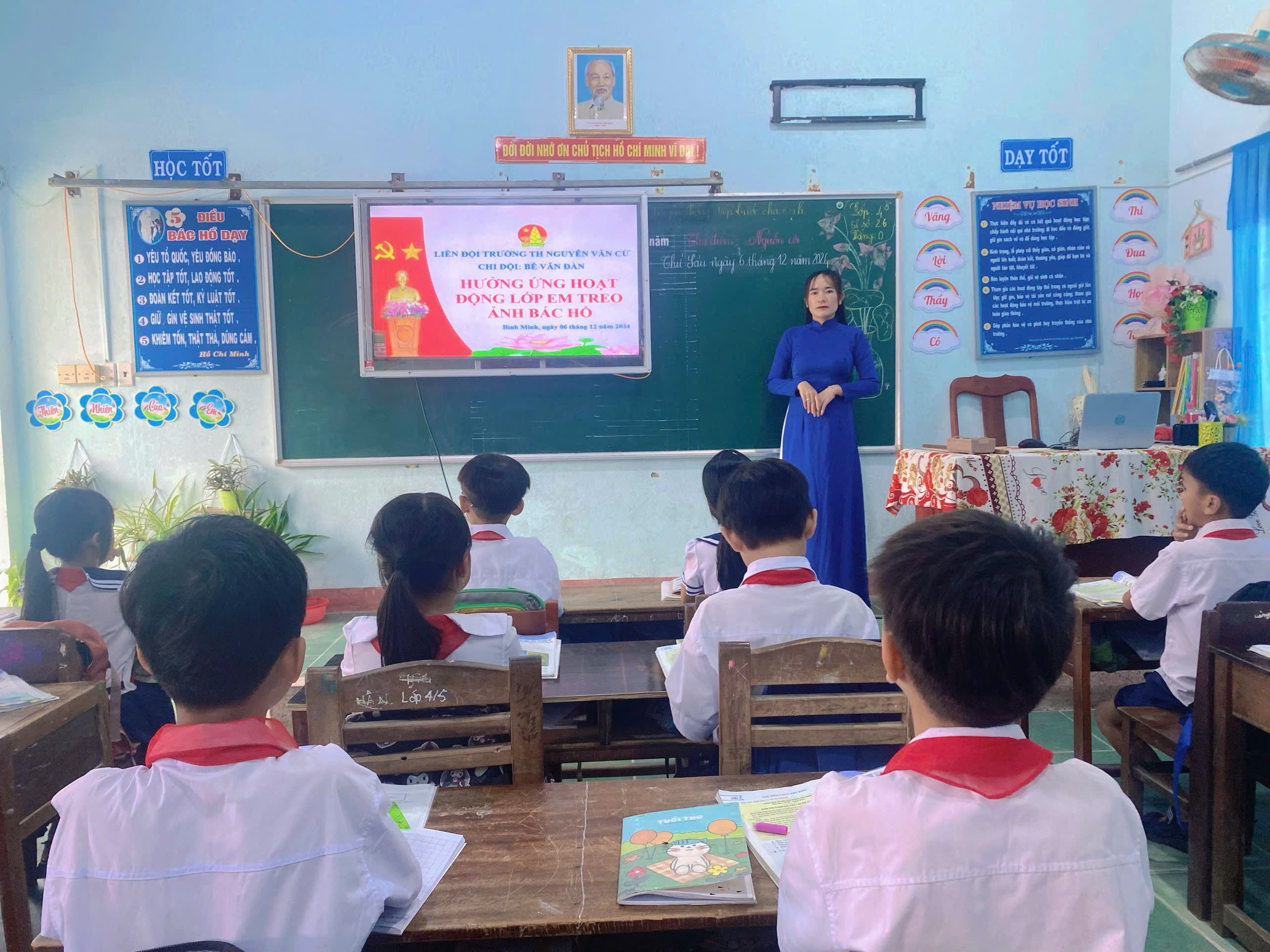 Liên đội trường TH Nguyễn Văn Cừ tổ chức hoạt động " Lớp em treo ảnh Bác Hồ"