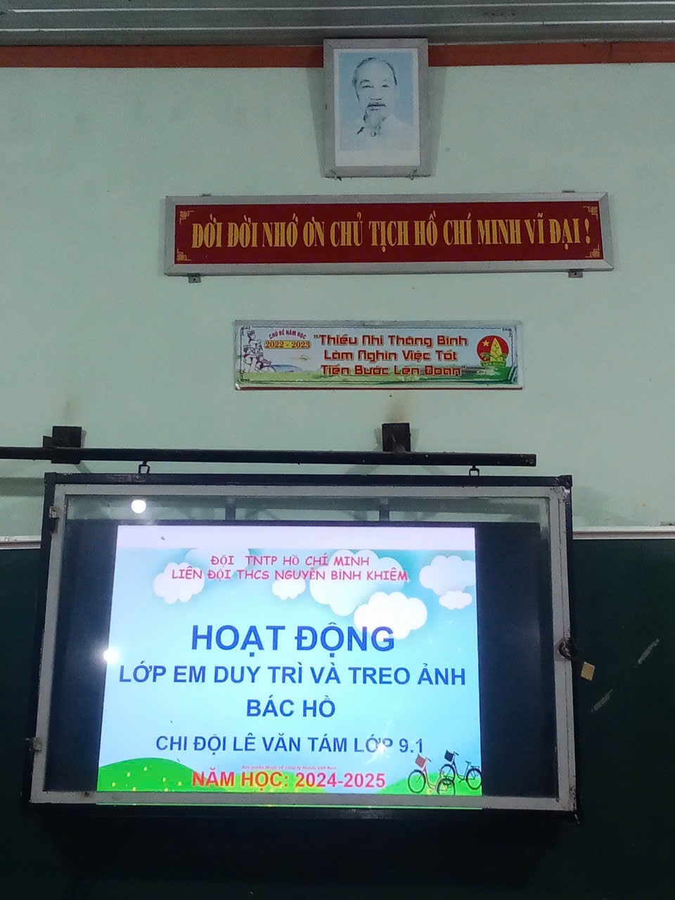 Liên đội THCS Nguyễn Bỉnh Khiêm duy trì và treo ảnh Bác Hồ