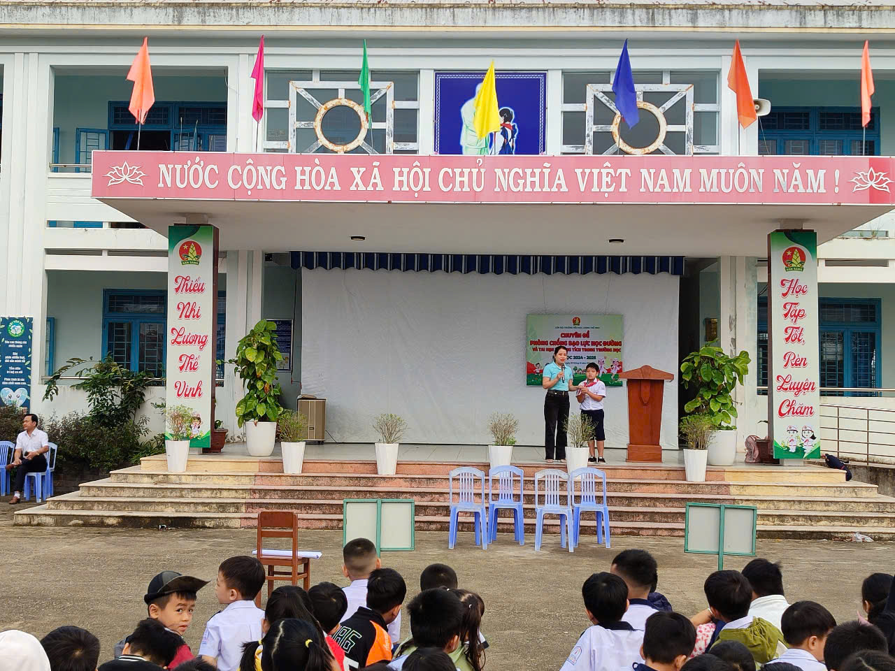 Liên đội Lương Thế Vinh tổ chức chuyên đề " Bạo lực học đường và tai nạn thương tich trong trường học " tuyên truyền Luật trẻ em