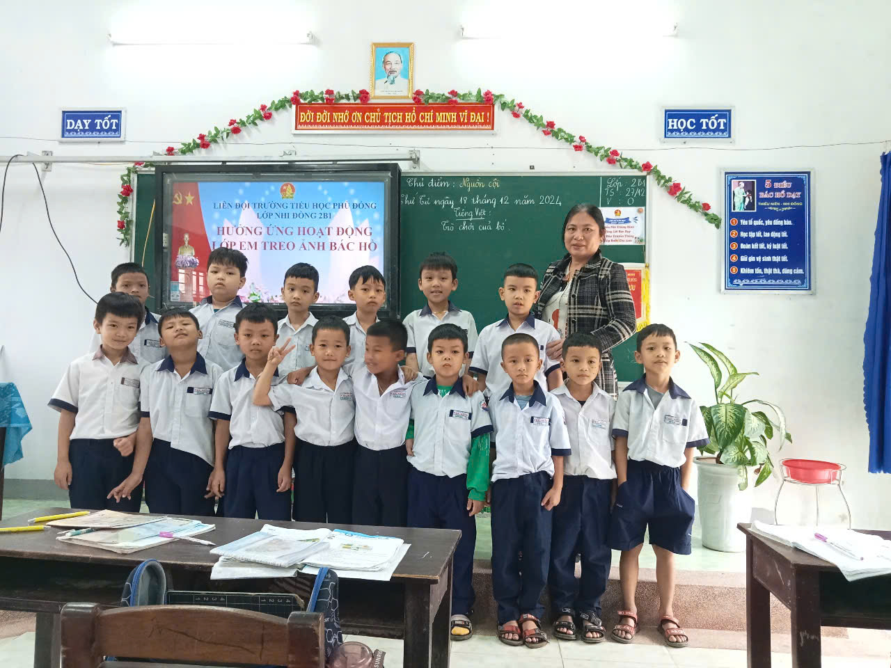 Liên Đội TRường TH Phù Đổng duy trì hoạt động lớp em treo ảnh Bác Hồ