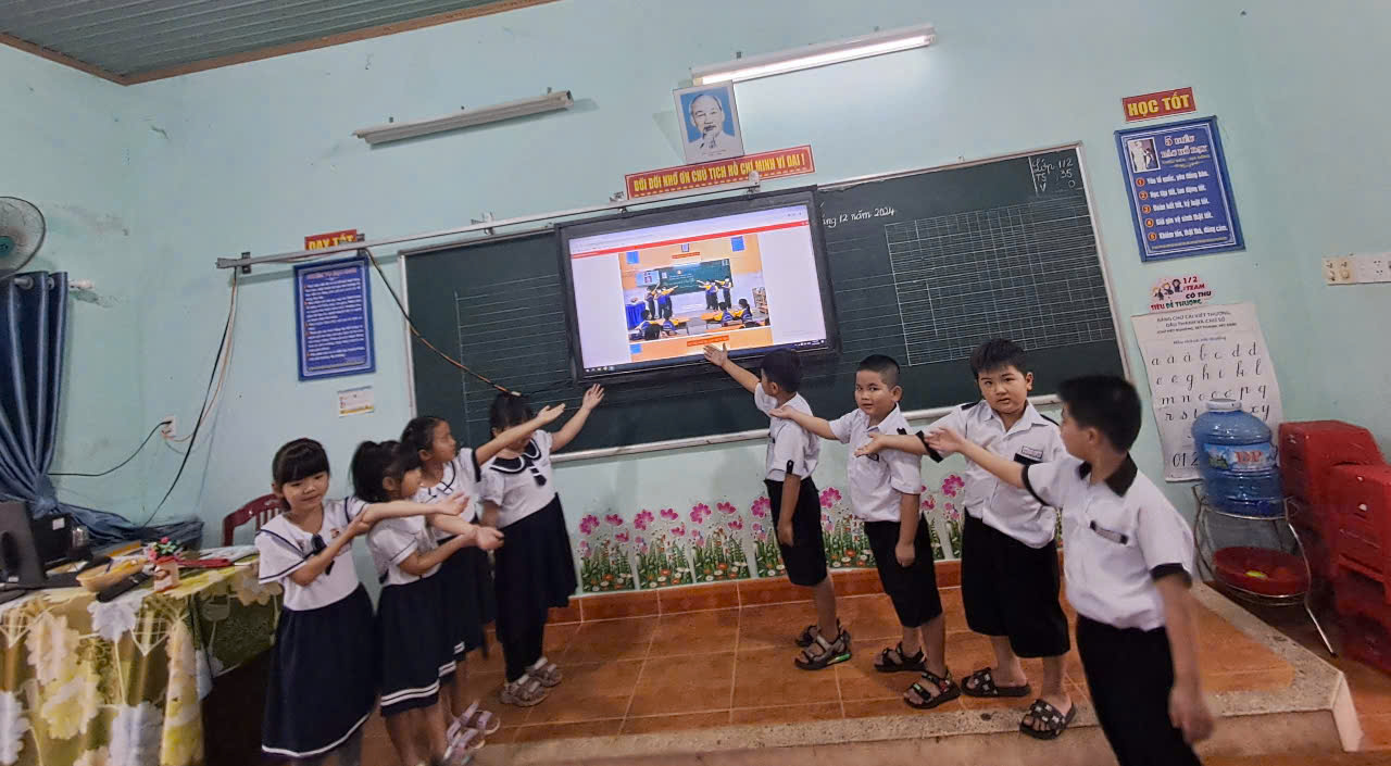 Liên Đội Trường TH Nguyễn Du duy trì hoạt động “Lớp em treo ảnh Bác Hồ”  tại 21 lớp