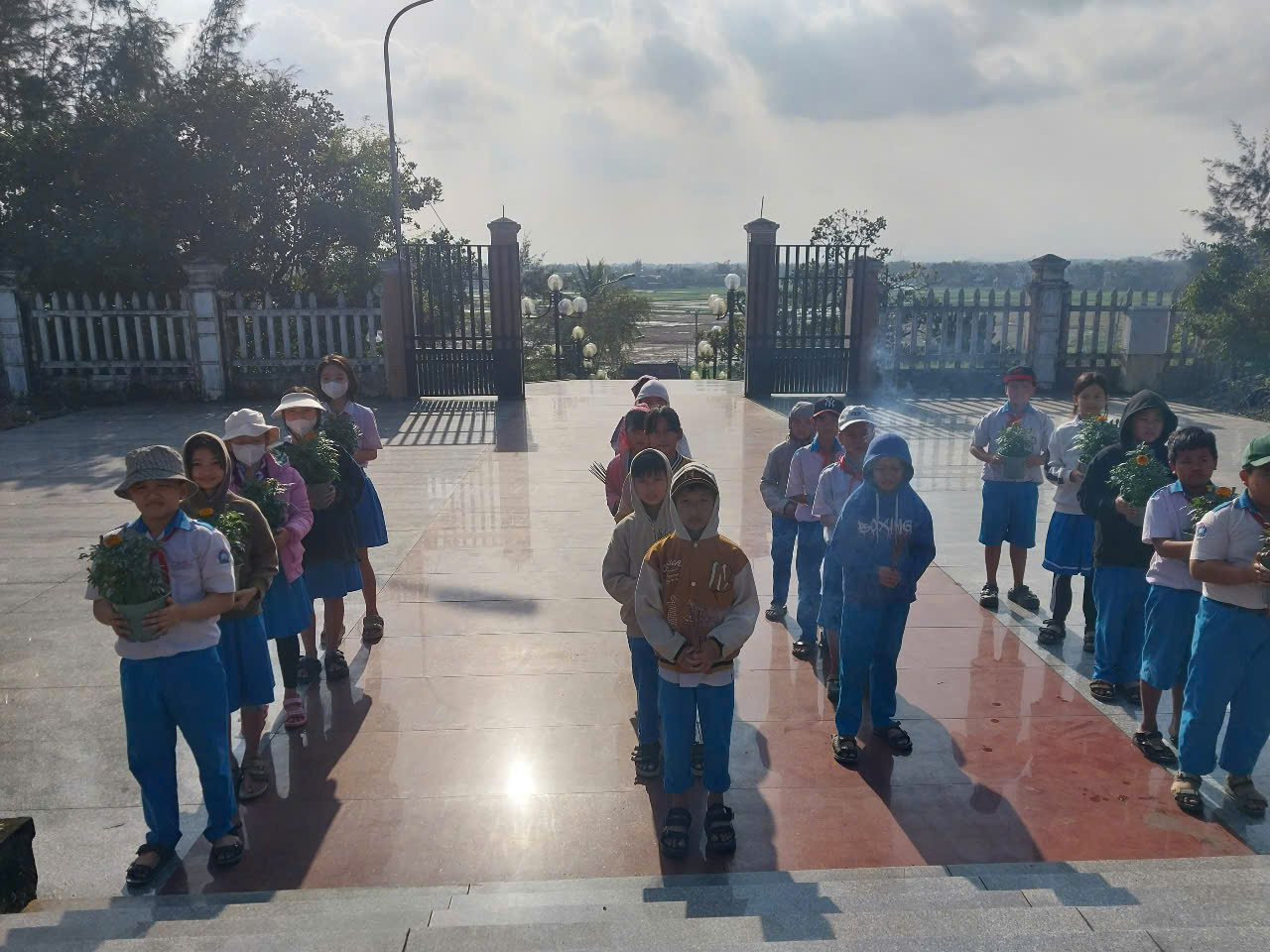 Viếng hương và dọn vệ sinh