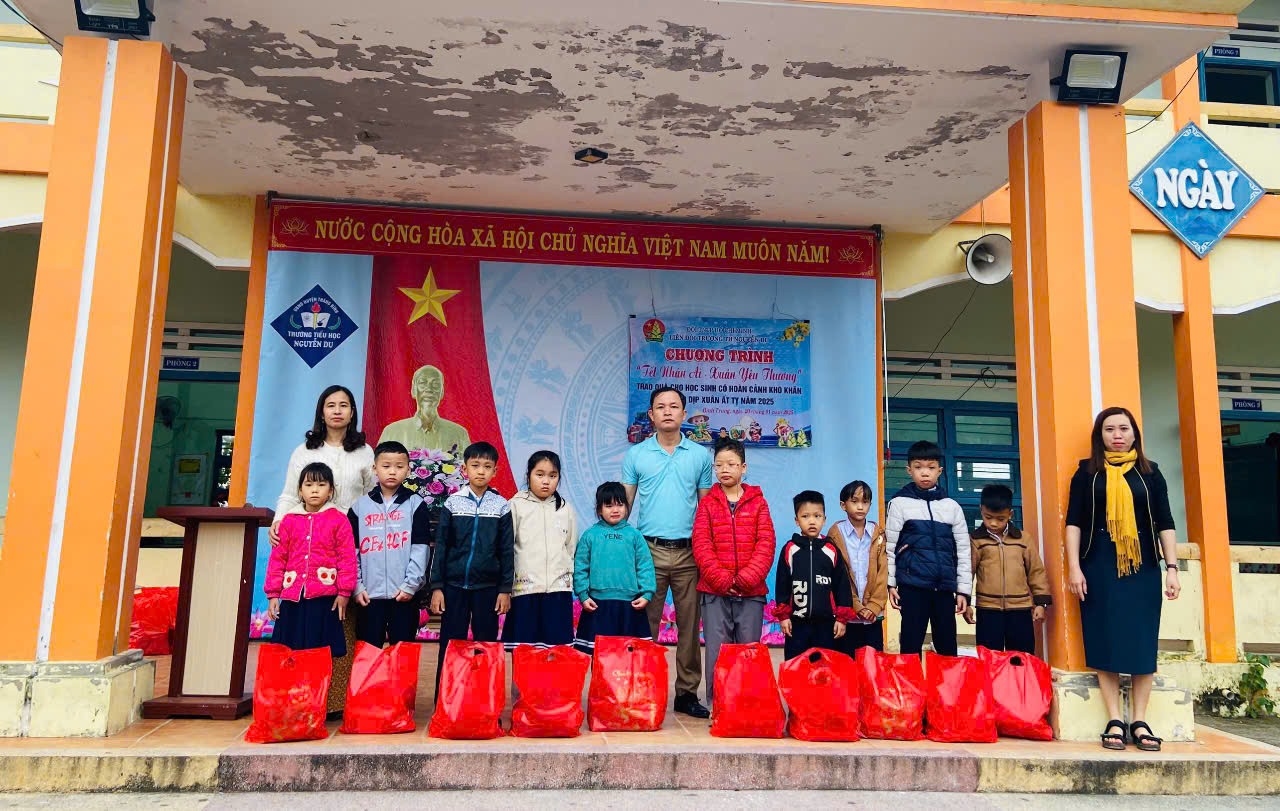 Liên đội Trường TH Nguyễn Du tổ chức chương trình "Tết ấm áp-Xuân yêu thương" trao 21 xuất quà Tết cho học sinh có hoàn cảnh khó khăn trong Liên đội.