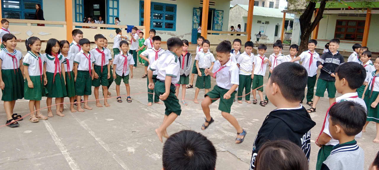 Liên đội Trường TH Nguyễn Du tổ chức Triển khai mô hình "Giờ ra chơi trải nghiệm, sáng tạo"