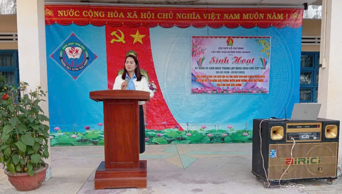 Cô giáo Lê Thị Xuân Hoa - TPT Đội tuyên truyền ý nghĩa ngày thành lập Đảng cộng sản Việt Nam và phát động cuộc thi Sưu tập và tìm hiểu Tem Bưu chính năm 2025