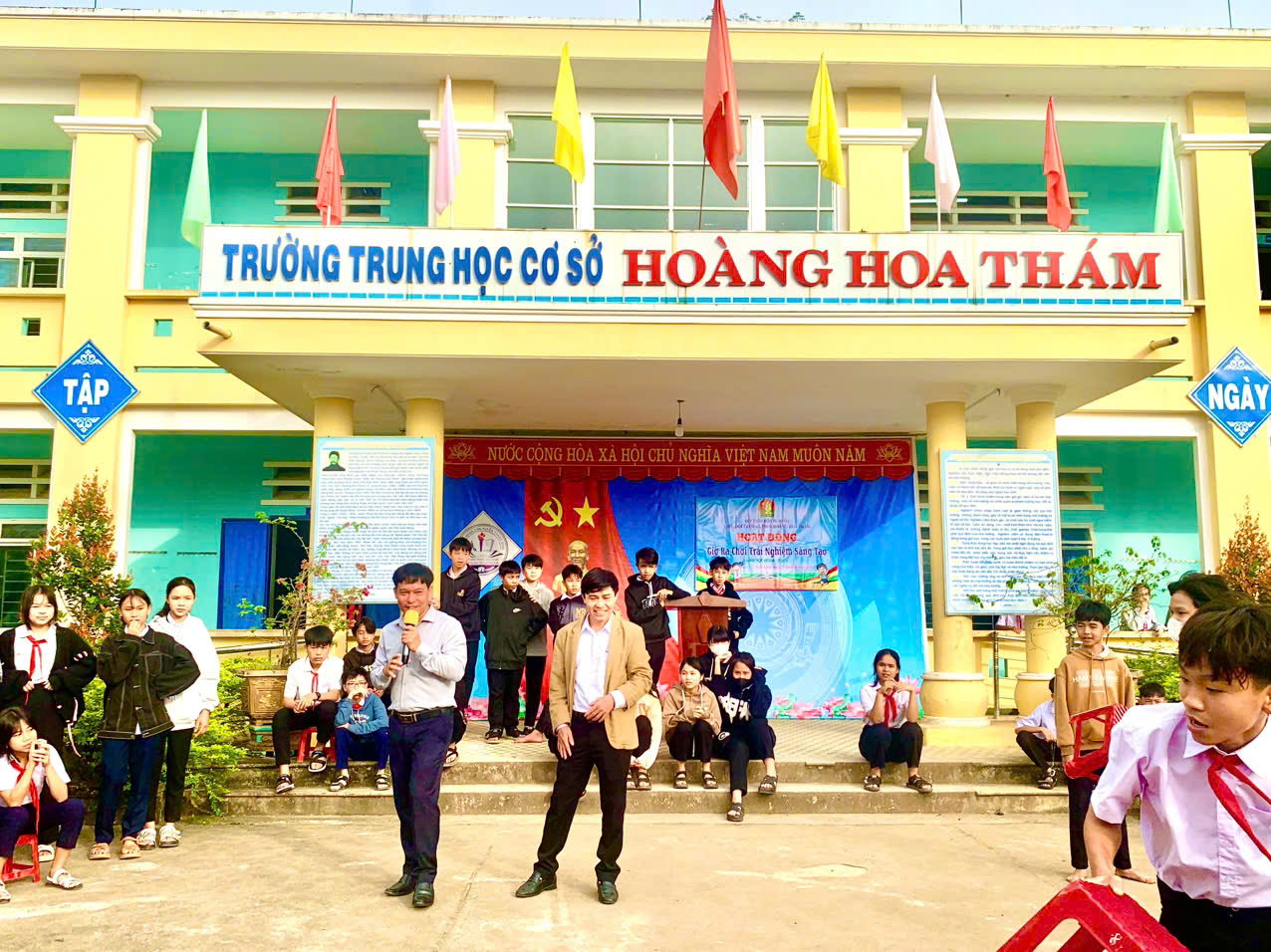 Liên đội trường THCS Hoàng Hoa Thám triển khai hoạt động "Giờ ra chơi Trải nghiệm sáng tạo" năm học 2024 - 2025