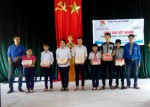 Trao quà cho các em học sinh nghèo vượt khó