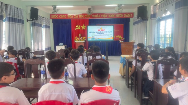 Liên đội Lương Thế Vinh tổ chức hoạt động ra mắt đội tuyên truyền măng non, câu lạc bộ " Phóng viên nhỏ"