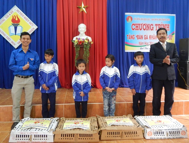Đ/c Trần Hữu Phước - PBT Huyện đoàn Chủ tịch HĐĐ và Đ/c Trần Ngọc Hành - Phó trưởng phòng GD&ĐT huyện Thăng Bình tặng "Đàn gà khăn quàng đỏ" cho thiếu nhi Hiệp Đức
