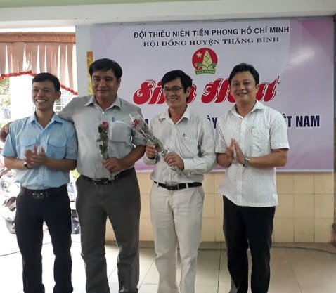 Lãnh đạo Huyện đoàn - Hội đồng Đội huyện tăng hoa lãnh đạo Phòng GD&ĐT