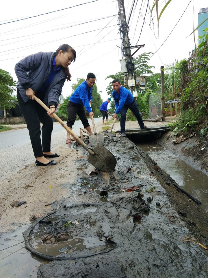Đoàn viên thanh niên tham gia nạo vét khơi thông dòng chảy