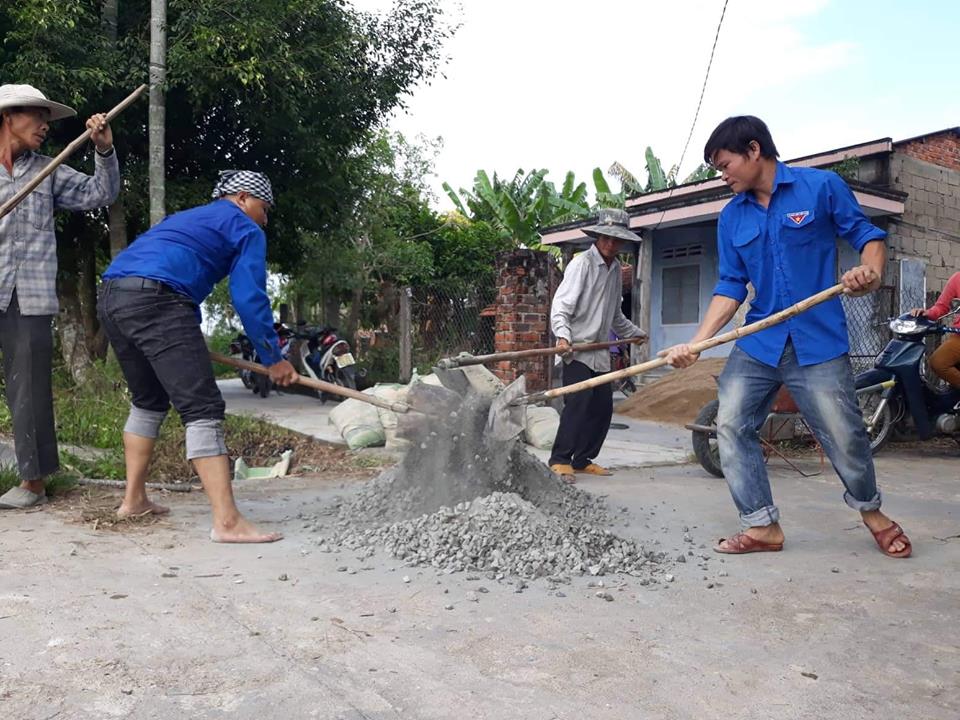 Đoàn viên thanh niên tham gia xây dựng nông thôn mới