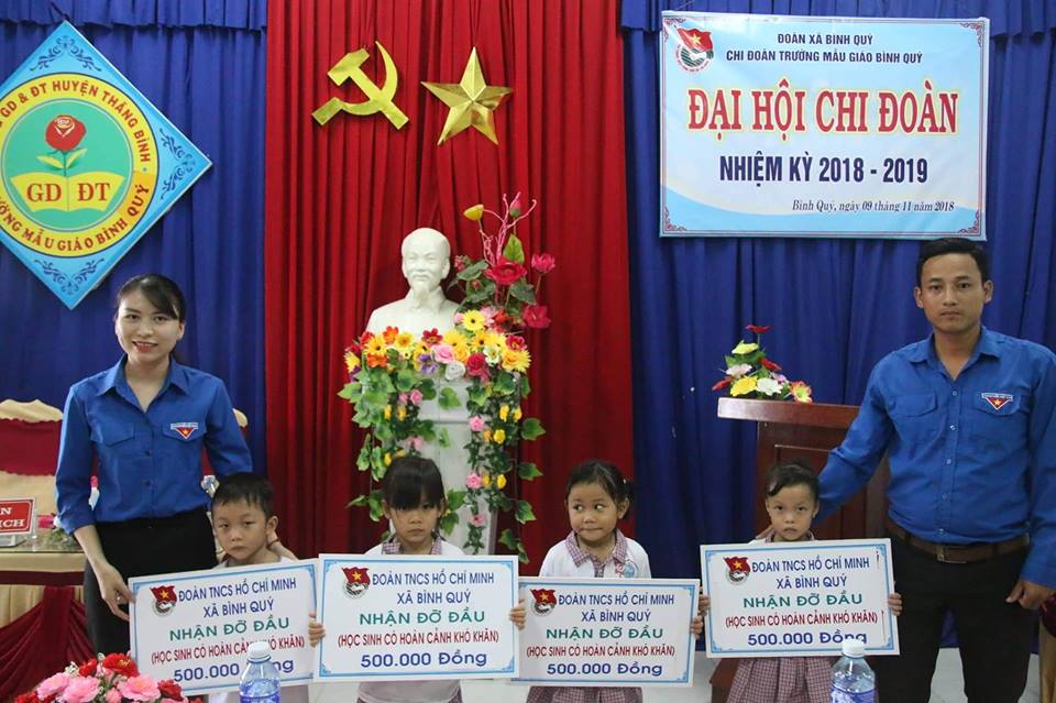 Đoàn xã nhận đỡ đầu các em học sinh có hoàn cảnh khó khăn