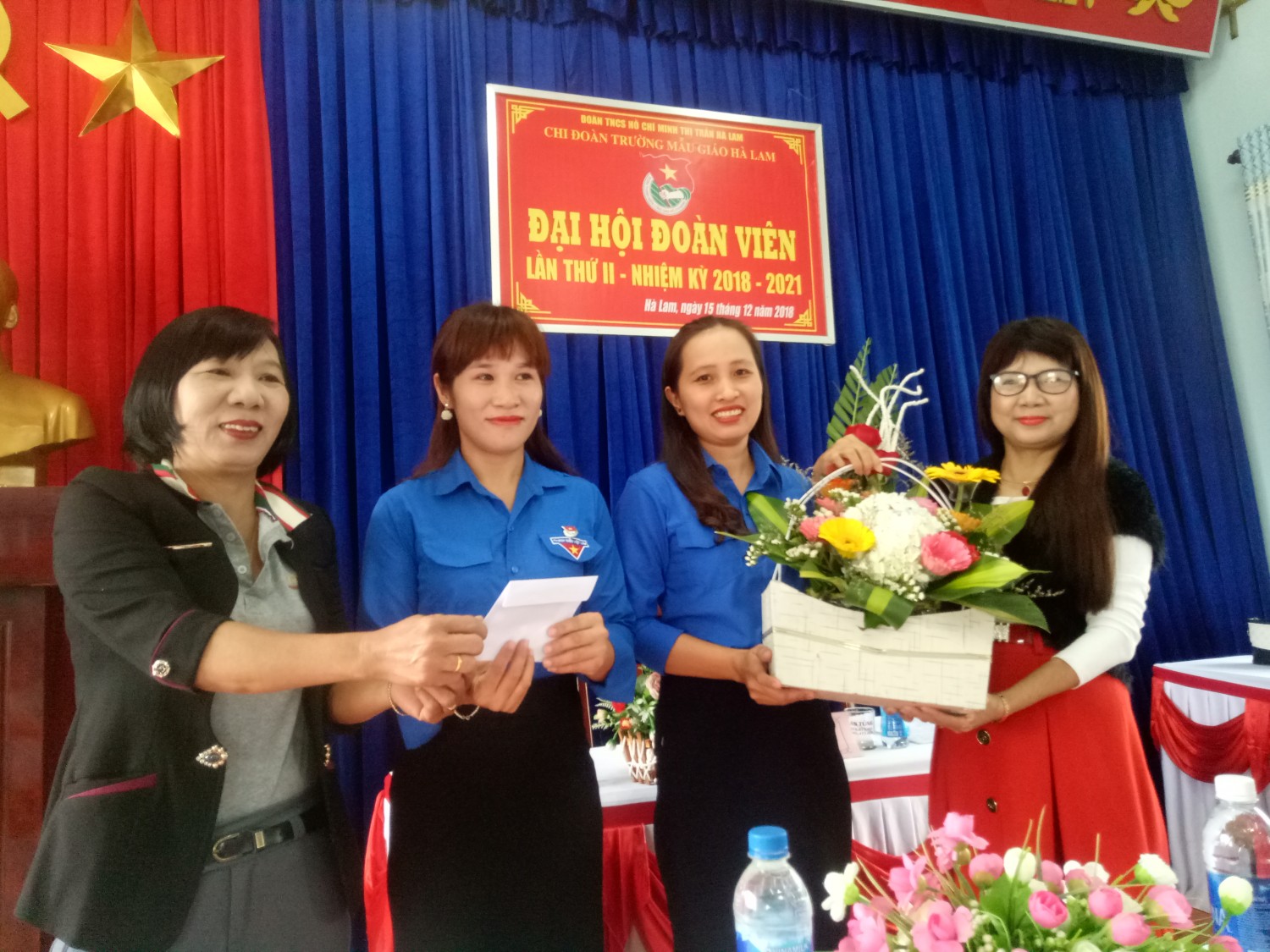 Cấp ủy chi bộ tặng hoa và quà chúc mừng Đại hội